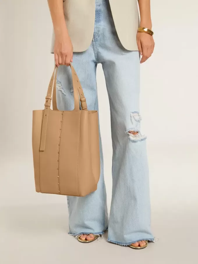 24/7 Bag North South in cappuccinokleurig leer met verstelbare handvatten