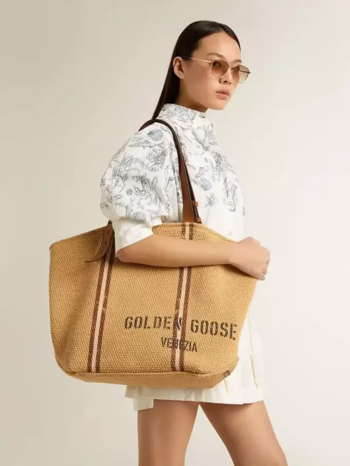 24,7 tote bag van natuurlijk raffia en bruin leer met goudkleurige metalen details