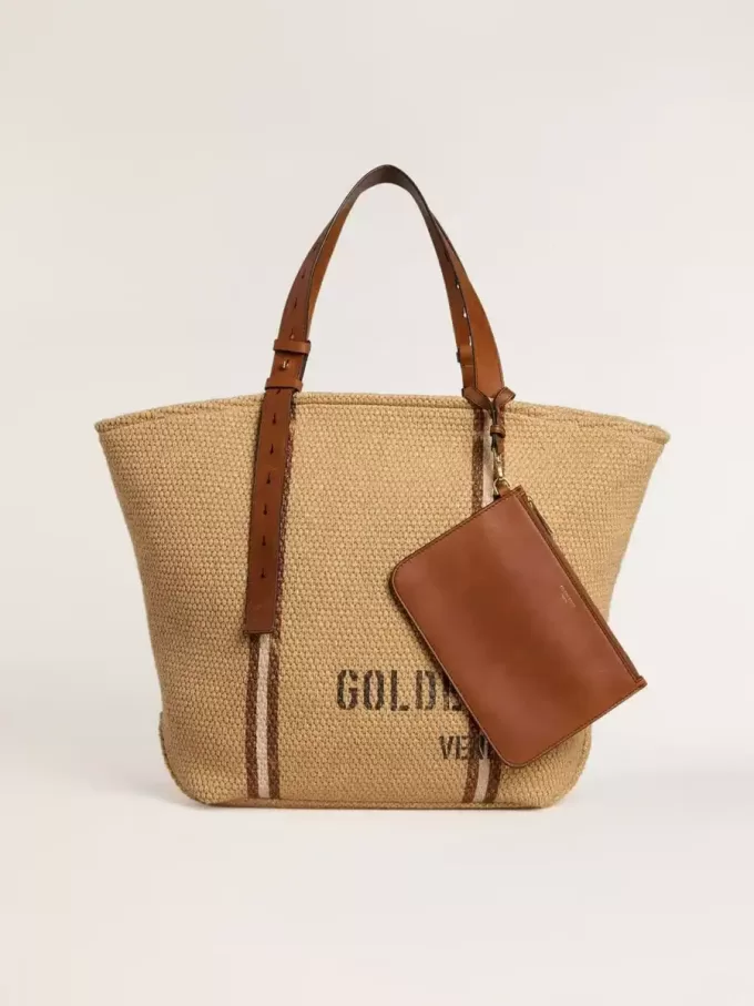 24,7 tote bag van natuurlijk raffia en bruin leer met goudkleurige metalen details