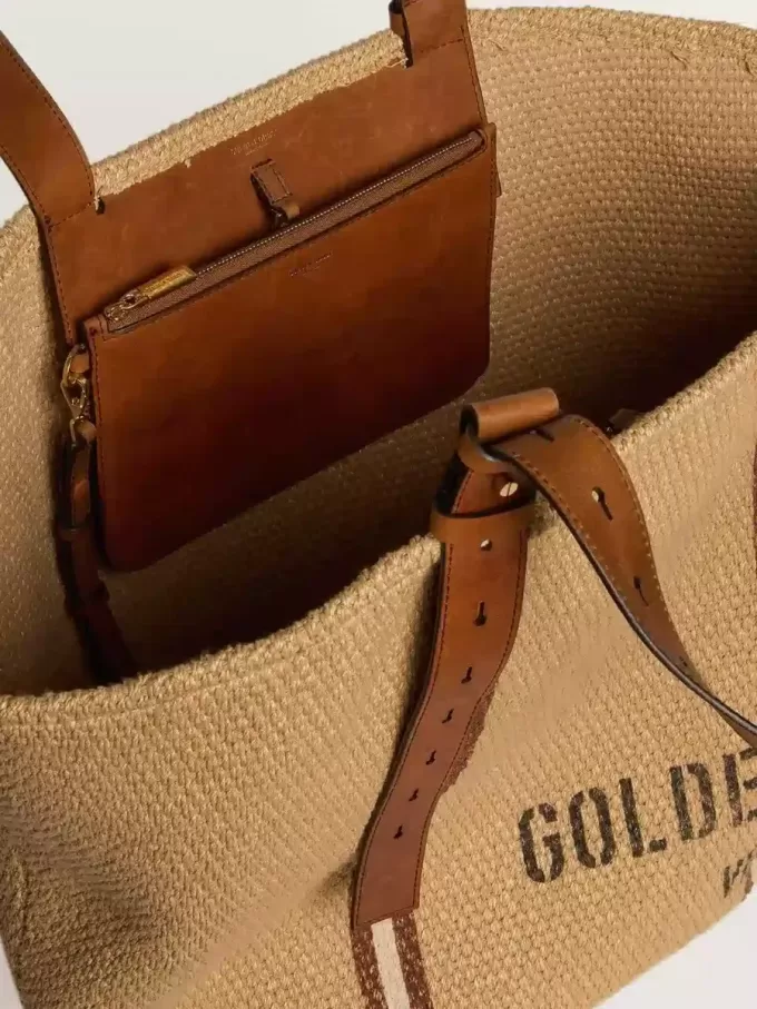 24,7 tote bag van natuurlijk raffia en bruin leer met goudkleurige metalen details