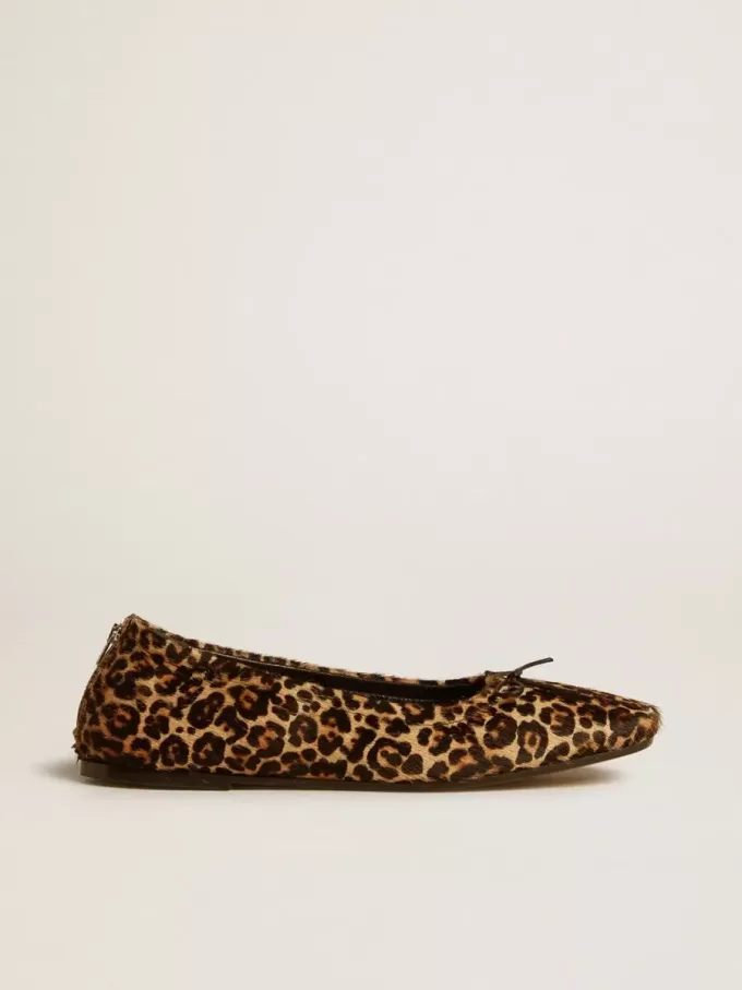 Amy ballerina’s in beige ponyhuid met luipaardprint