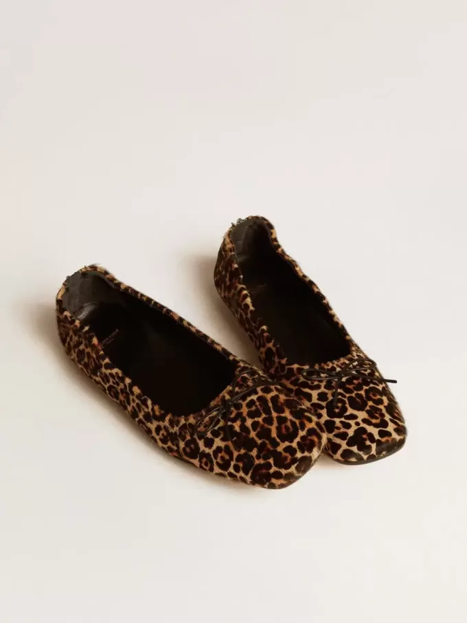 Amy ballerina’s in beige ponyhuid met luipaardprint