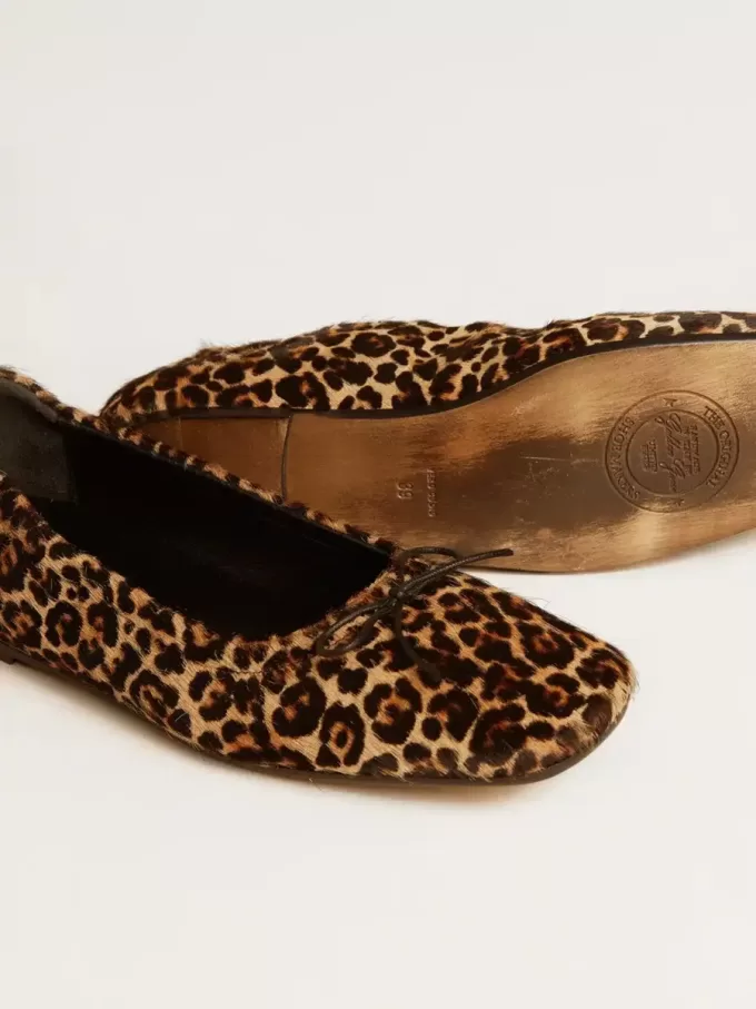 Amy ballerina’s in beige ponyhuid met luipaardprint