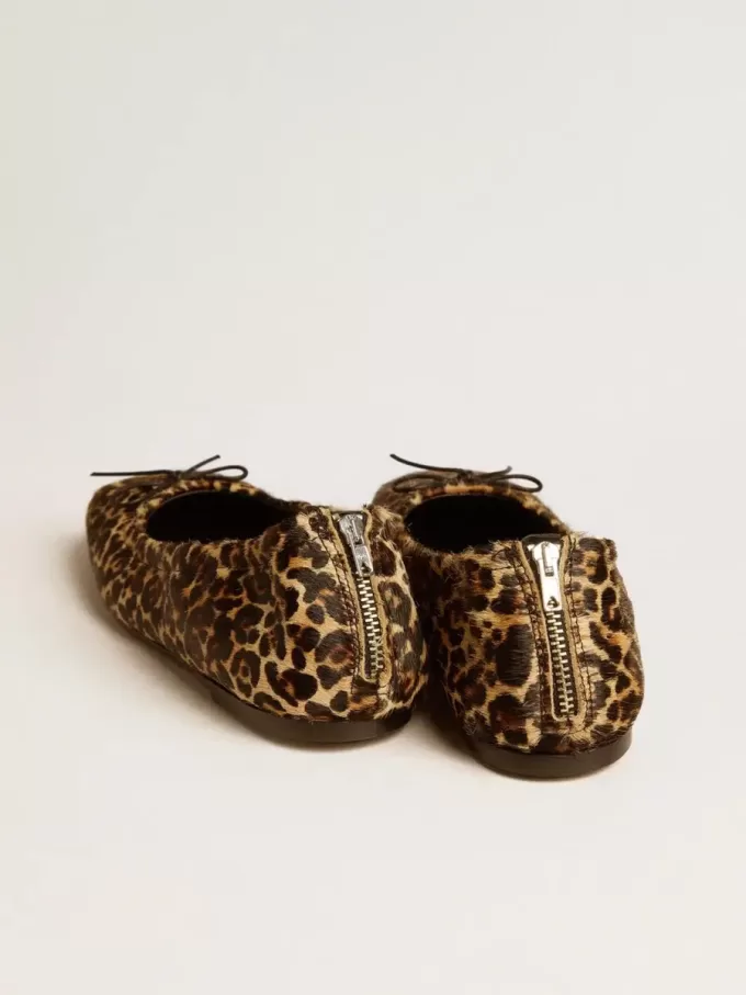 Amy ballerina’s in beige ponyhuid met luipaardprint