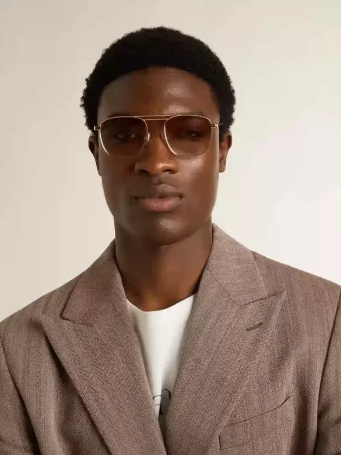 Aviator-zonnebril met gouden montuur en beige glazen