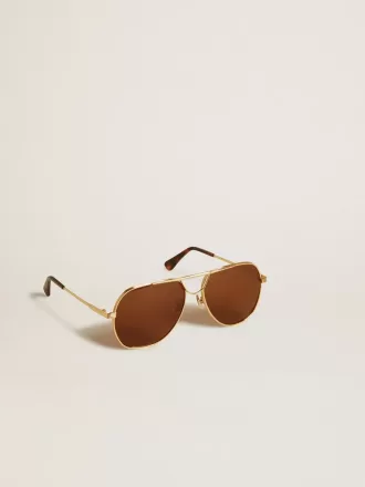 Aviator-zonnebril met gouden montuur en bruine glazen