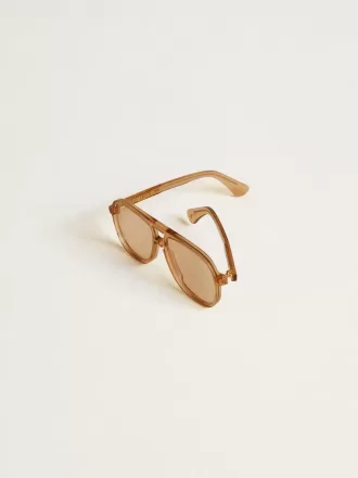 Aviator-zonnebril met honingkleurig montuur en glazen