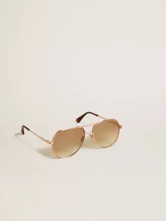 Aviator-zonnebril met roségouden montuur en honingkleurige glazen