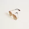 Aviator-zonnebril met roségouden montuur en honingkleurige glazen
