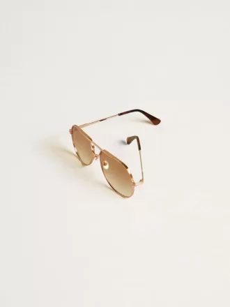 Aviator-zonnebril met roségouden montuur en honingkleurige glazen