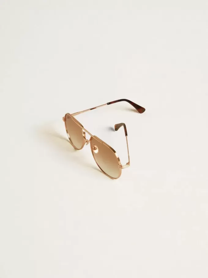Aviator-zonnebril met roségouden montuur en honingkleurige glazen