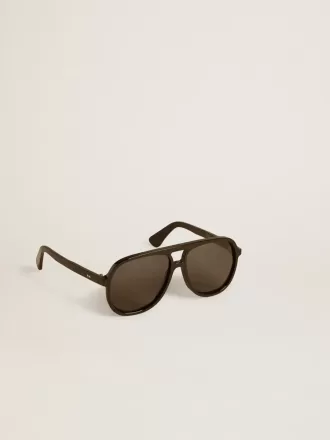 Aviator-zonnebril met zwart montuur en glazen