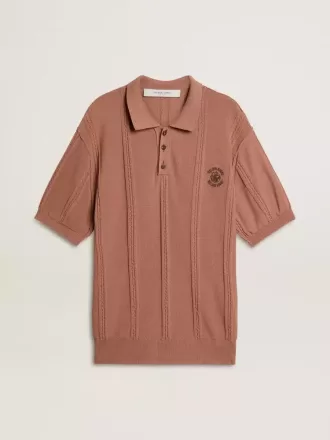 Baksteenkleurige herenpolo met geborduurd logo.