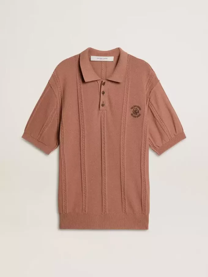 Baksteenkleurige herenpolo met geborduurd logo.