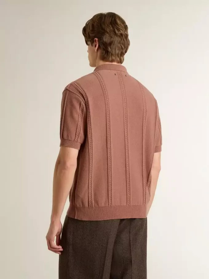 Baksteenkleurige herenpolo met geborduurd logo.