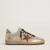 Ball Star in beige suède met rode leren ster en metallic bronzen leren hielstuk.