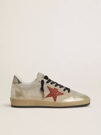 Ball Star in beige suède met rode leren ster en metallic bronzen leren hielstuk.