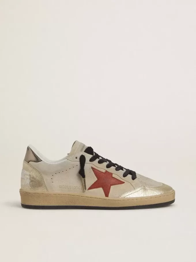 Ball Star in beige suède met rode leren ster en metallic bronzen leren hielstuk.