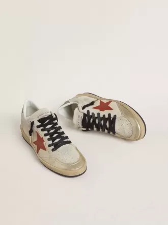 Ball Star in beige suède met rode leren ster en metallic bronzen leren hielstuk.