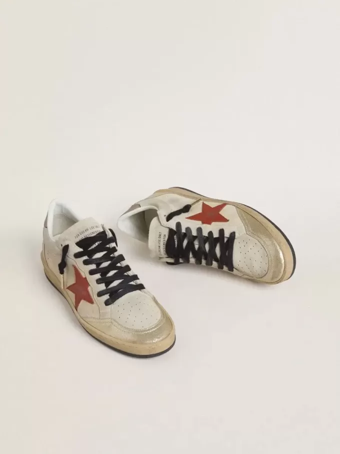 Ball Star in beige suède met rode leren ster en metallic bronzen leren hielstuk.