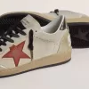 Ball Star in beige suède met rode leren ster en metallic bronzen leren hielstuk.