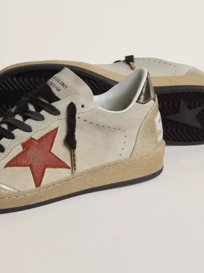 Ball Star in beige suède met rode leren ster en metallic bronzen leren hielstuk.