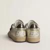 Ball Star in beige suède met rode leren ster en metallic bronzen leren hielstuk.