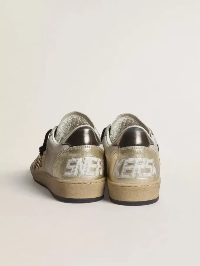 Ball Star in beige suède met rode leren ster en metallic bronzen leren hielstuk.