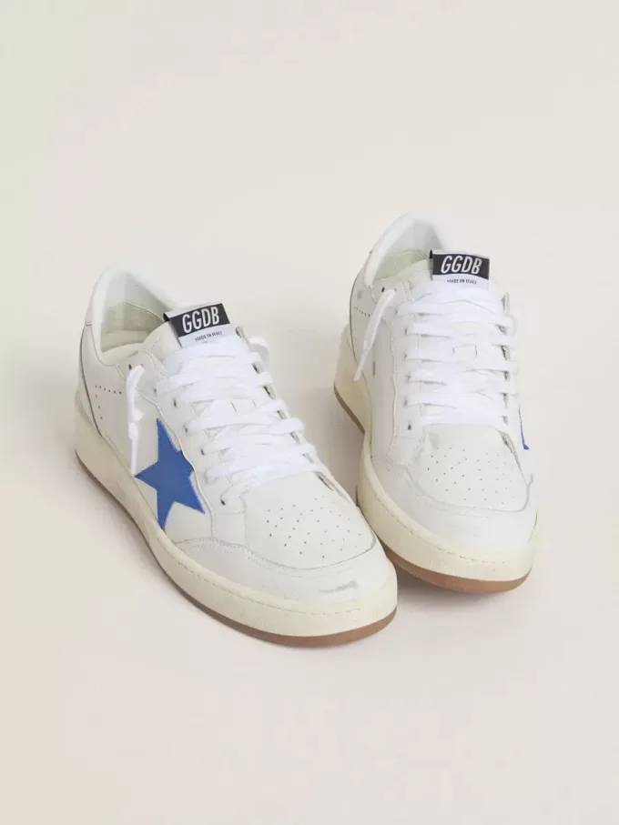 Ball Star met lichtblauwe leren ster en zilverkleurige leren hiellip.