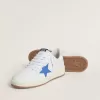 Ball Star met lichtblauwe leren ster en zilverkleurige leren hiellip.