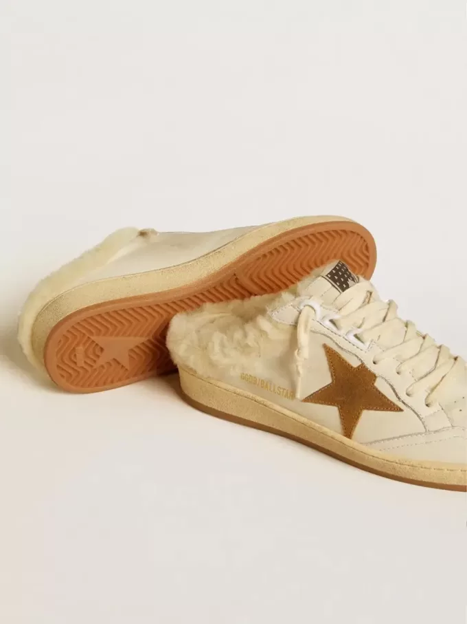 Ball Star Sabots van leer met suède ster en beige schapenvachtvoering