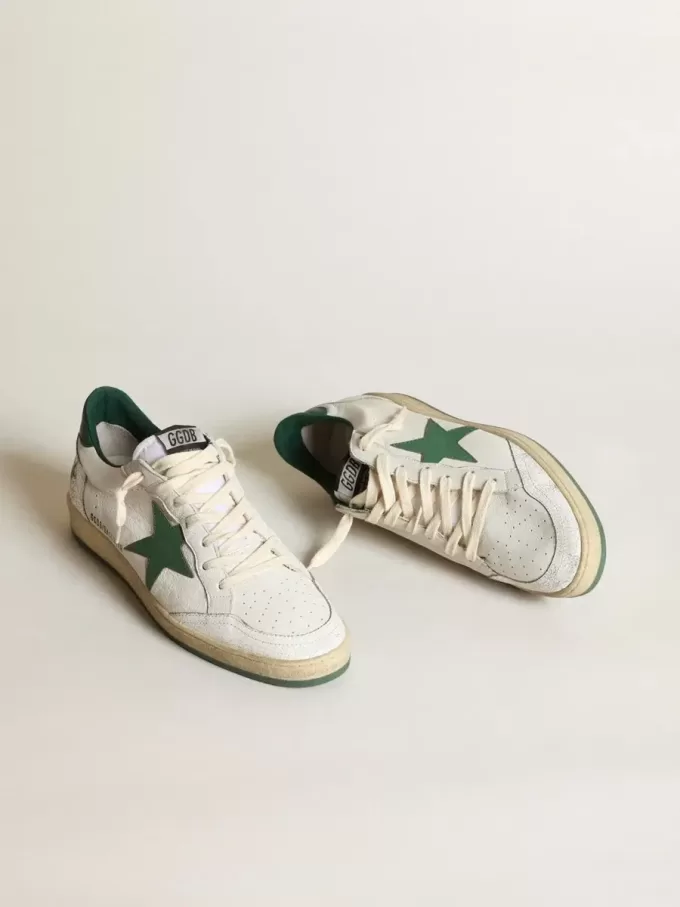 Ball Star voor heren in wit nappaleer met groene leren ster en hielstuk.