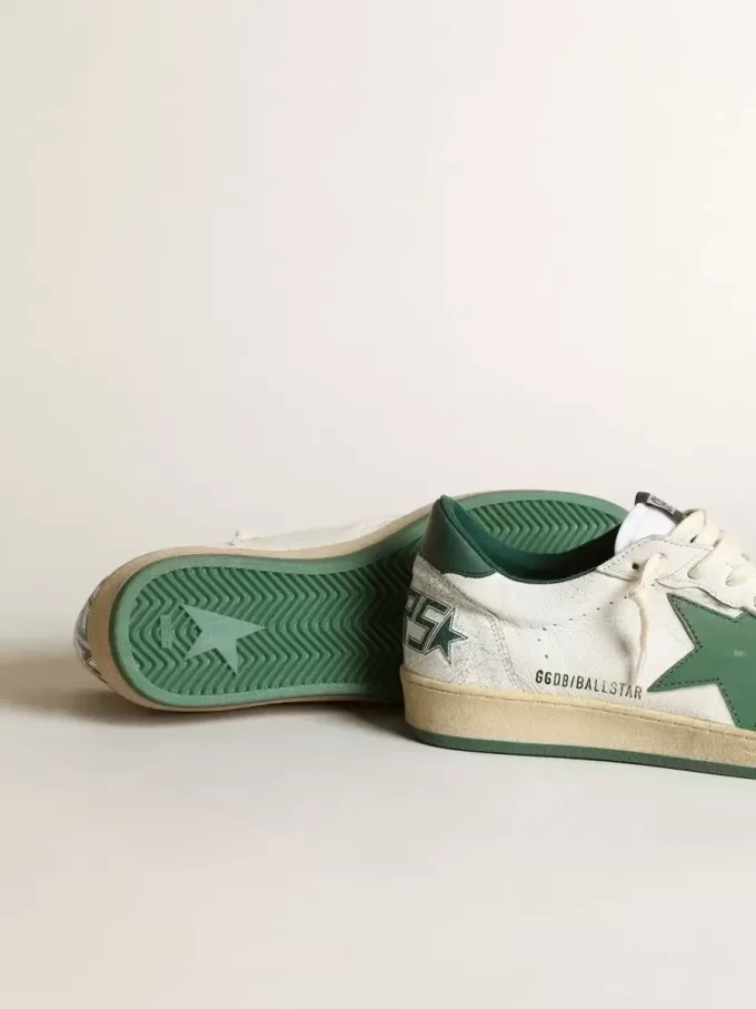 Ball Star voor heren in wit nappaleer met groene leren ster en hielstuk.