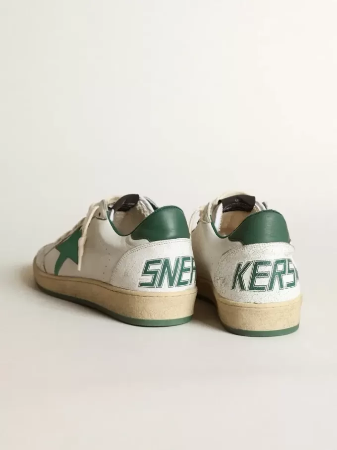 Ball Star voor heren in wit nappaleer met groene leren ster en hielstuk.