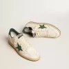 Ball Star Wishes voor heren in wit nappaleer met groene leren ster en hielstuk
