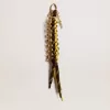 Bedeltje met gele en bruine geknoopte wandelveters met ketting