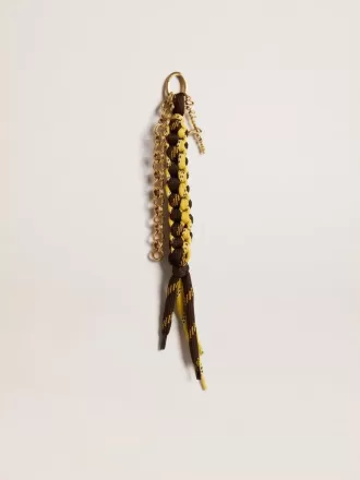 Bedeltje met gele en bruine geknoopte wandelveters met ketting