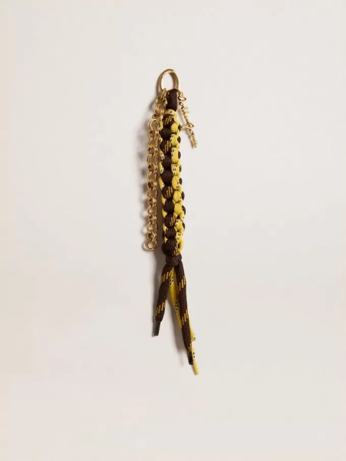 Bedeltje met gele en bruine geknoopte wandelveters met ketting