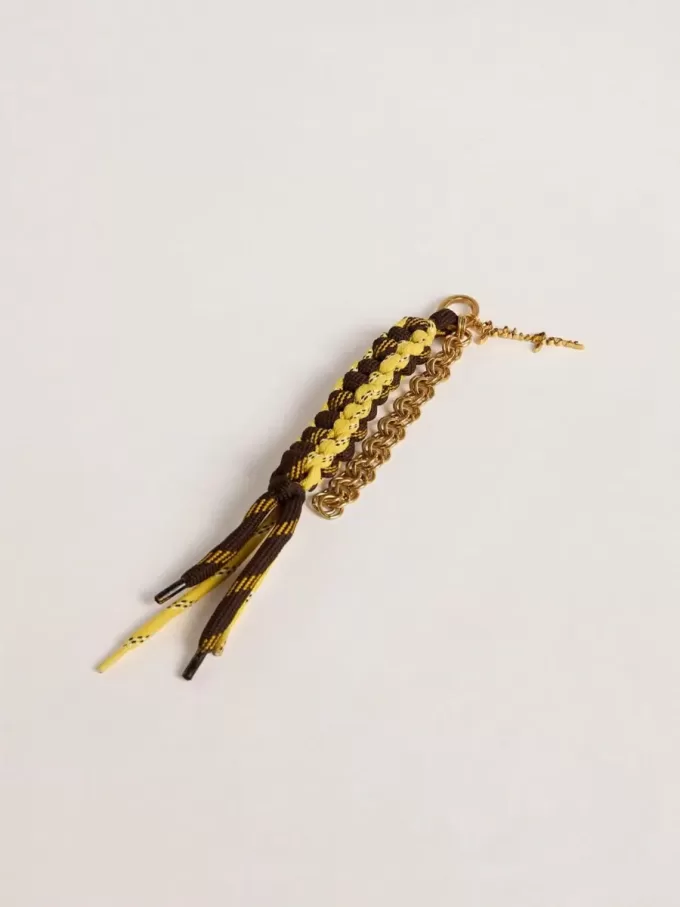 Bedeltje met gele en bruine geknoopte wandelveters met ketting