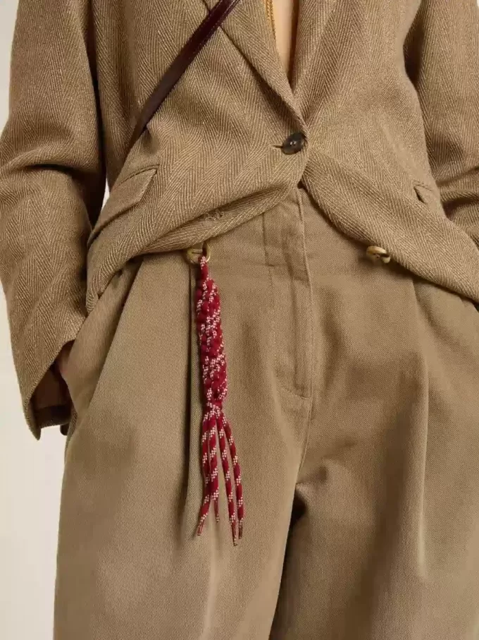 Bedeltje met rode geknoopte veters