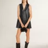 Bedeltje van zwart nappaleer met studs en metalen details