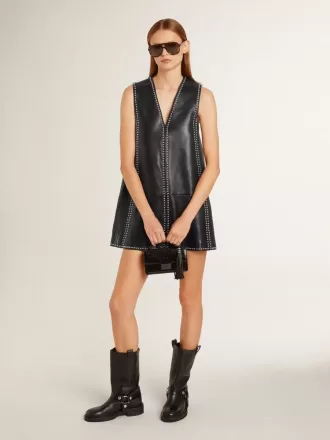 Bedeltje van zwart nappaleer met studs en metalen details