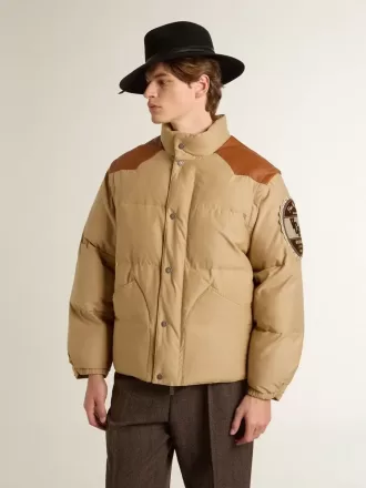 Beige bomberjack met lederen en patchdetails