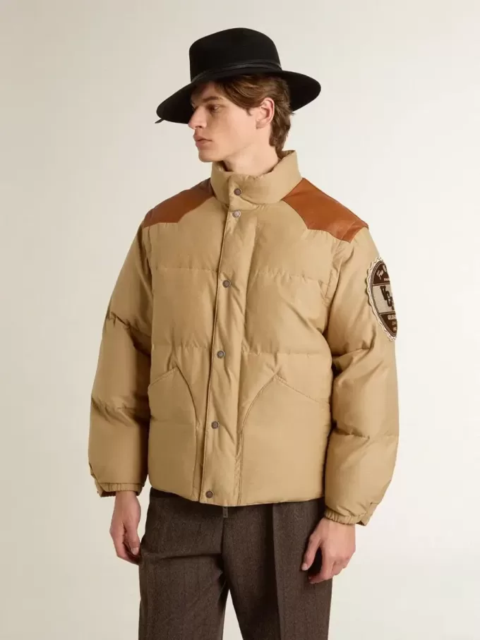 Beige bomberjack met lederen en patchdetails