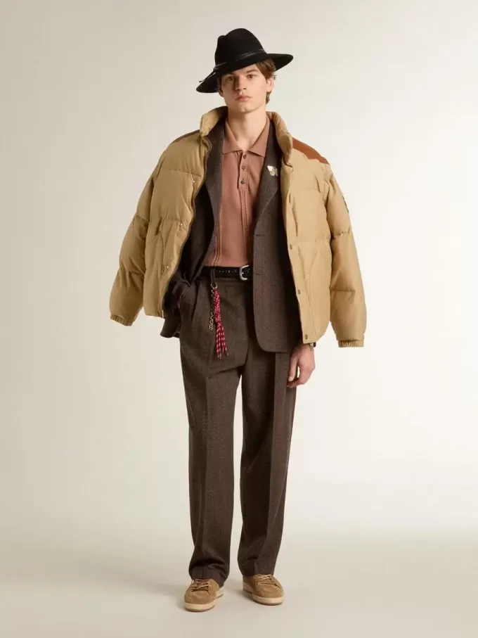 Beige bomberjack met lederen en patchdetails
