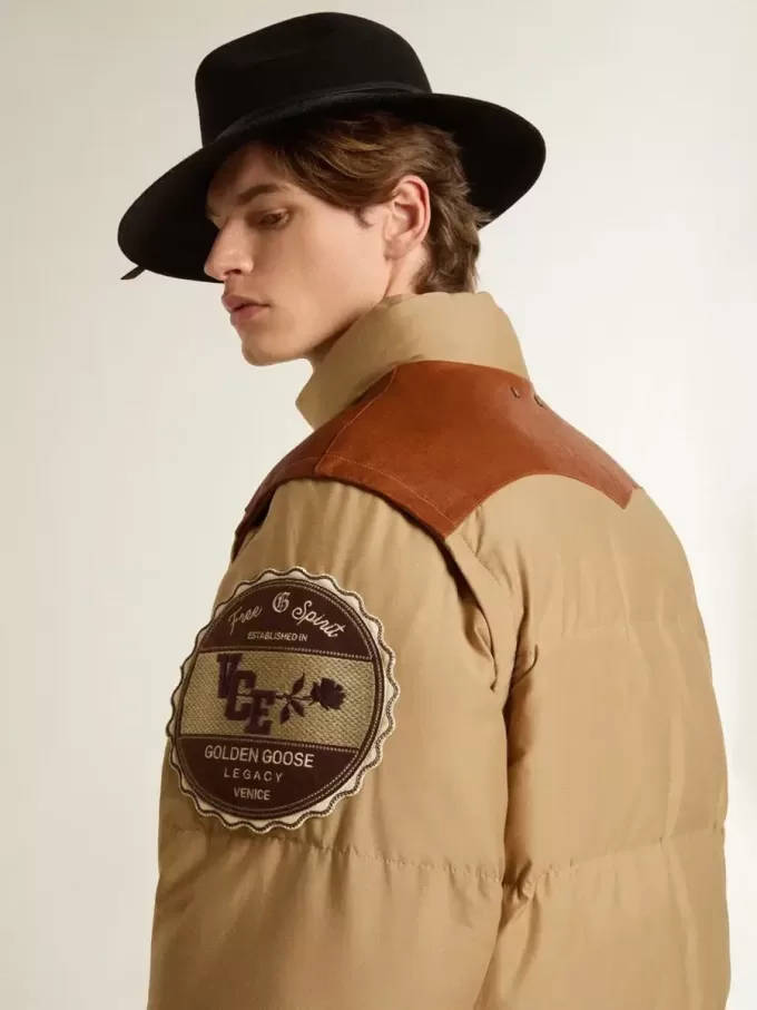 Beige bomberjack met lederen en patchdetails