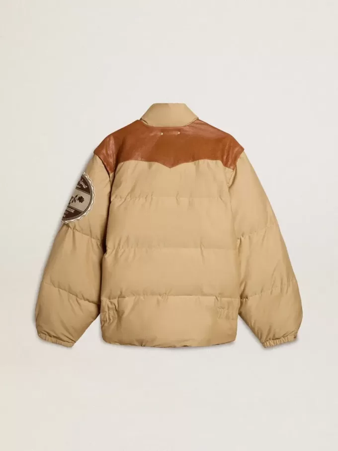 Beige bomberjack met lederen en patchdetails