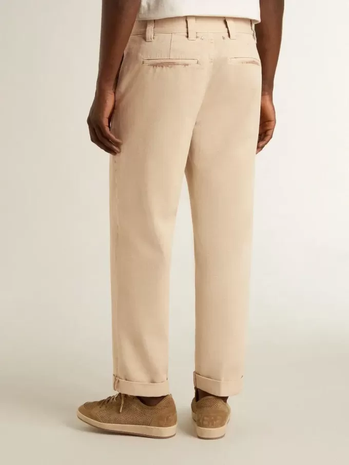 Beige chino voor heren met een doorleefde look
