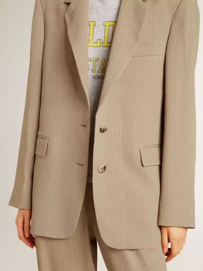 Beige damesjasje met krijtstreep en oversized pasvorm