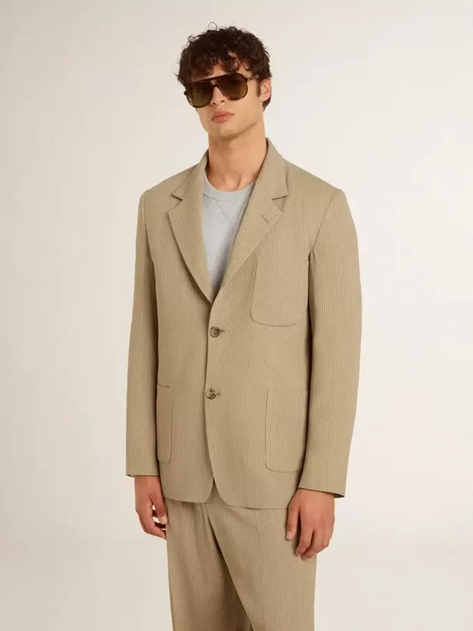 Beige herenjas met krijtstreep en enkele rij knopen, oversized pasvorm